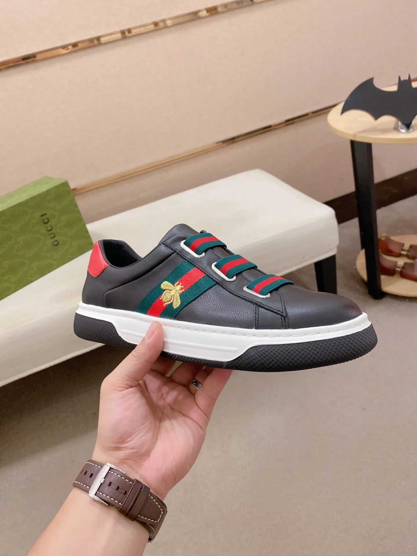 Men's shoes💰 480💰The new GUCCI (Gucci) counters are launched simultaneously. The new men's shoes, 😘fabrics are selected from imported cowhide, and the lining is sheepskin lining. 👍🏿 High-end ☄️ air-cushion molded anti-slip rubber outsole, exquisite lines, simple and elegant, comfortable and high-end for leisure travel. Code number: 38 to 44 (45 can be customized and cannot be returned or exchanged)